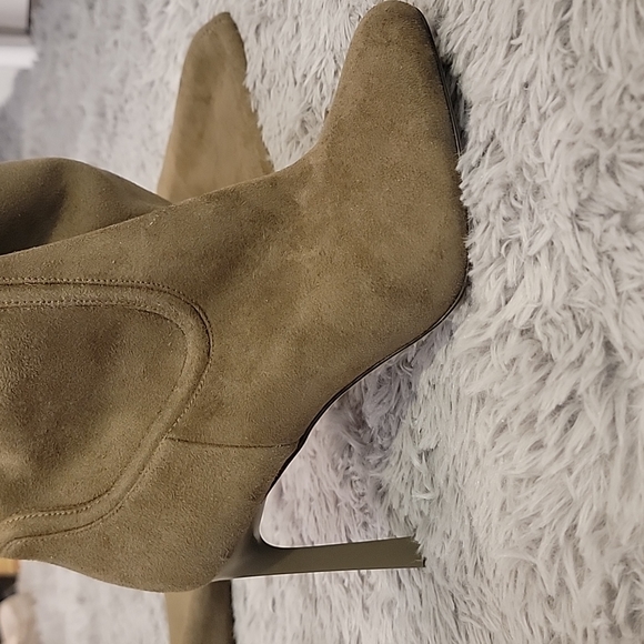 Nine West Knee High Boot 4" Heel. - Picture 2 of 3